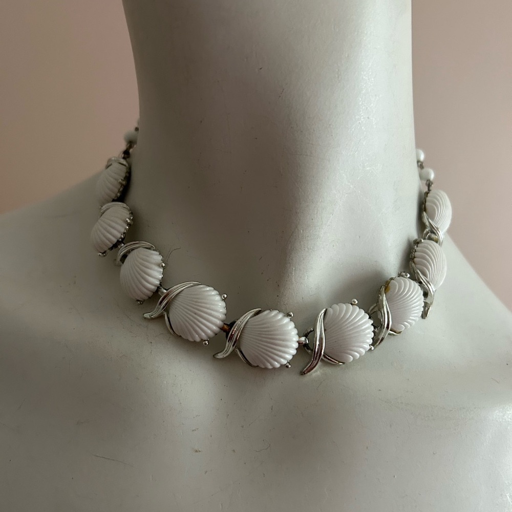 VINTAGE Elegant White and Silver Shell Necklace 11-15 inches 💛